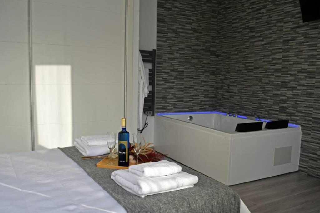 Alojamientos Lola, Suite Con Jacuzzi 贝纳鲁普·卡萨斯·别哈斯 外观 照片