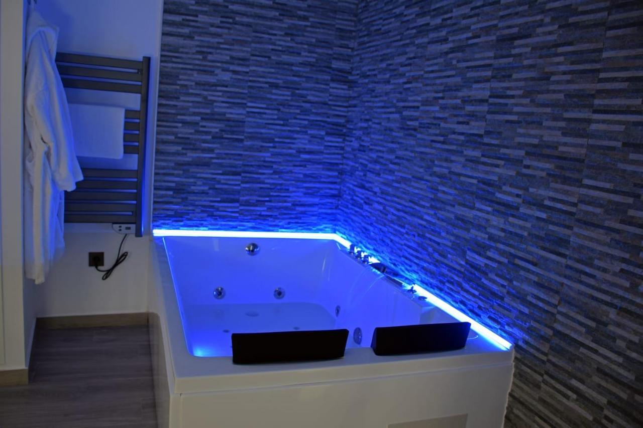 Alojamientos Lola, Suite Con Jacuzzi 贝纳鲁普·卡萨斯·别哈斯 外观 照片