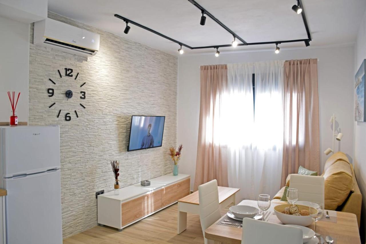 Alojamientos Lola, Suite Con Jacuzzi 贝纳鲁普·卡萨斯·别哈斯 外观 照片